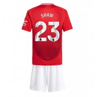 Fotballdrakt Barn Manchester United Luke Shaw #23 Hjemmedraktsett 2024-25 Kortermet (+ Korte bukser)